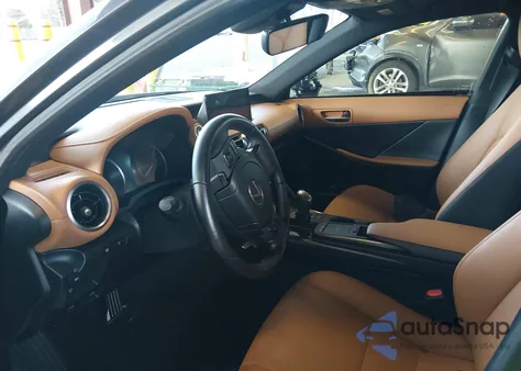 2021 Lexus Is 300 z USA, uszkodzony, nr VIN JTHC81F24M5046572